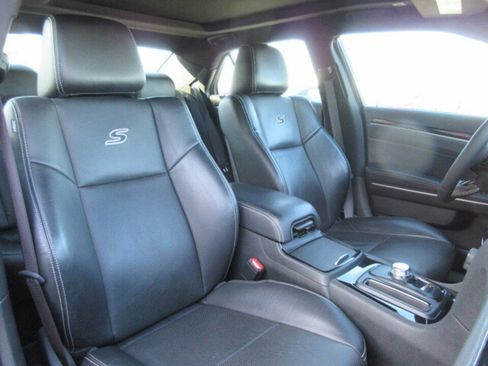 Used 2023 Chrysler 300 S w/ Comfort Group RWD image 30