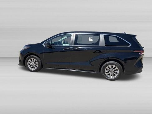 Used 2025 Toyota Sienna LE FWD image 8