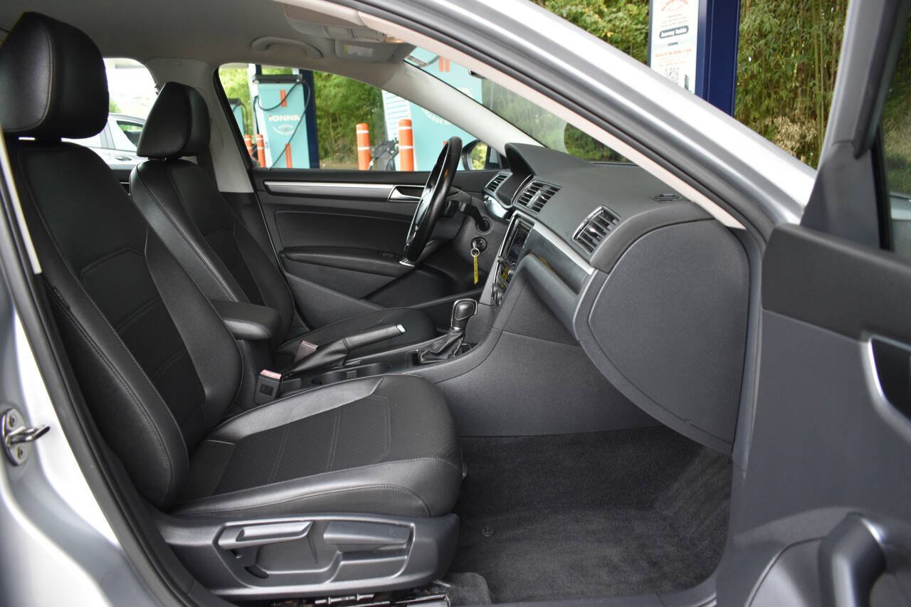 Used 2017 Volkswagen Passat 1.8T R-Line FWD image 8