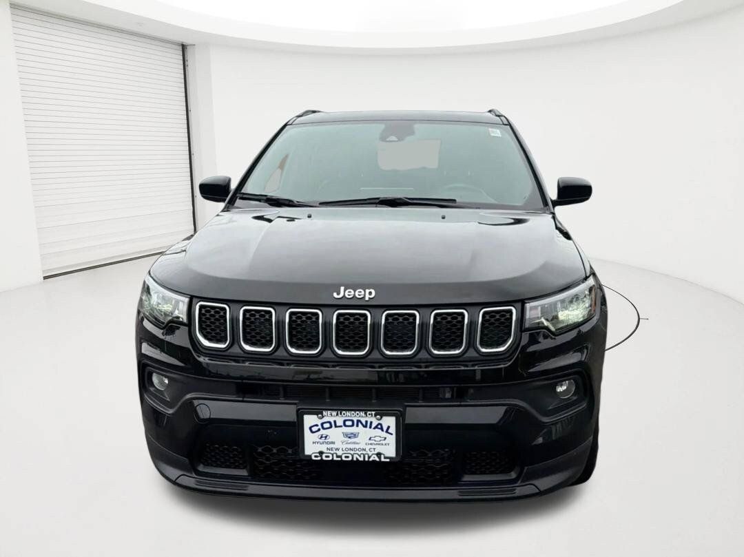 Used 2024 Jeep Compass Latitude AWD/4WD image 2