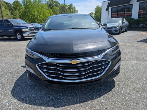 Used 2020 Chevrolet Malibu LT image 2