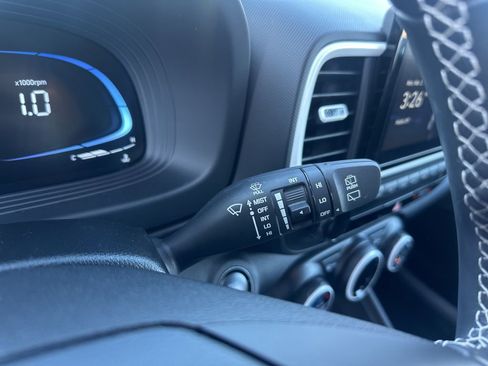 Used 2025 Hyundai Venue Limited image 14