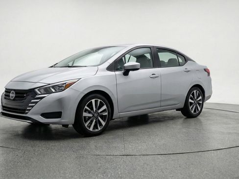 Used 2025 Nissan Versa SV image 3