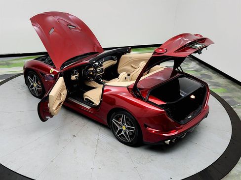 Used 2017 Ferrari California T RWD image 37