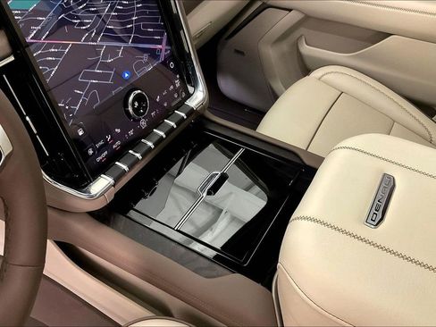 Used 2025 GMC Yukon Denali w/ Denali Reserve Package image 19