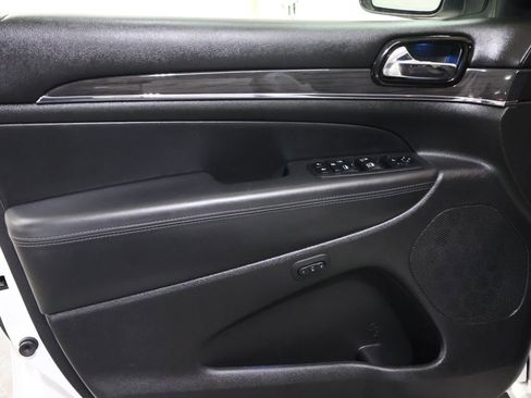Used 2019 Jeep Grand Cherokee Overland AWD/4WD image 15