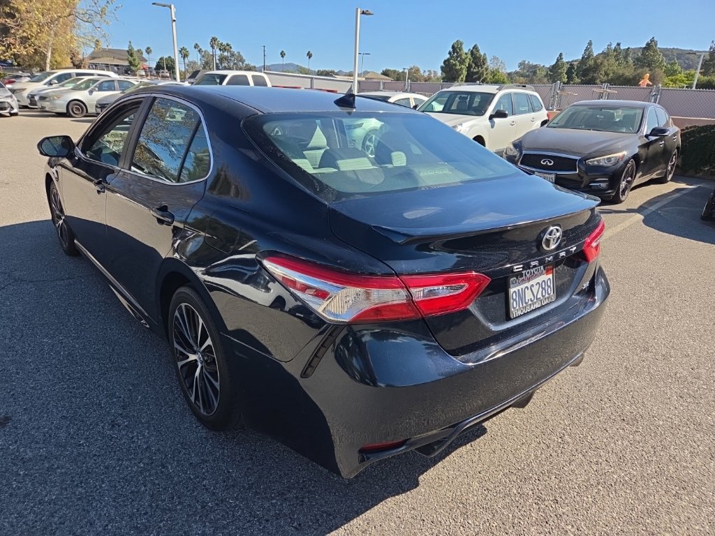 Used 2020 Toyota Camry SE FWD image 3