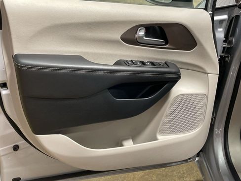 Used 2023 Chrysler Voyager LX FWD image 3