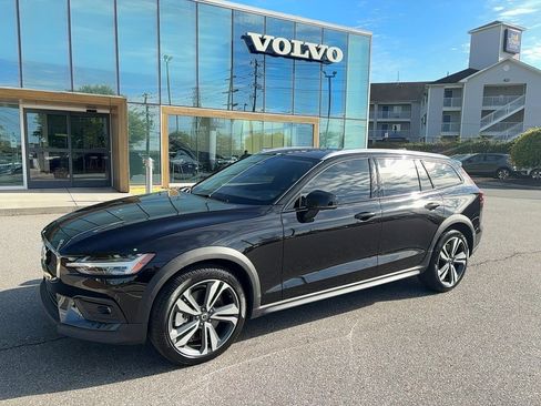 Certified 2025 Volvo V60 B5 Cross Country Plus image 1