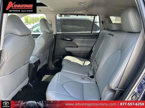 Used 2023 Toyota Highlander XLE AWD/4WD image 14