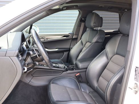 Certified 2023 Porsche Macan Turbo AWD/4WD image 5