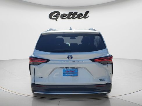 Used 2023 Toyota Sienna Limited FWD image 9