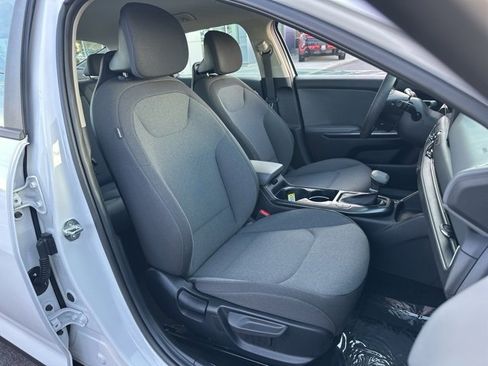 Used 2025 Kia K4 LXS image 32