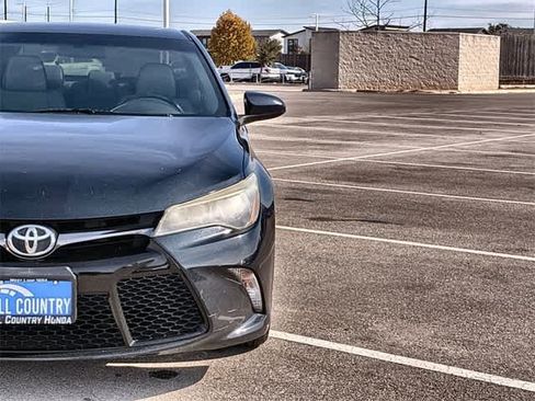 Used 2016 Toyota Camry SE image 11