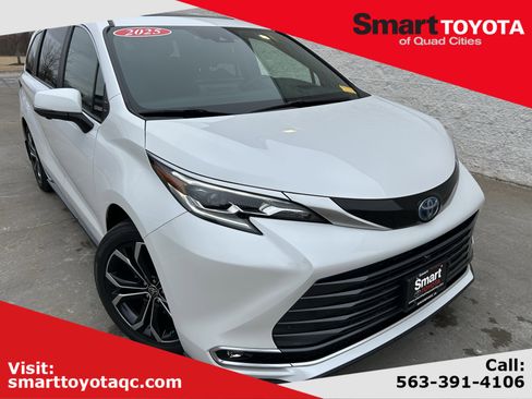 Used 2025 Toyota Sienna Platinum image 1