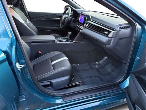 Used 2025 Toyota Camry SE image 11