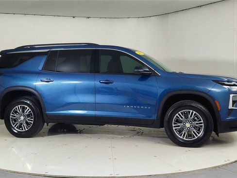 Used 2025 Chevrolet Traverse LT w/ Driver Confidence Package image 8