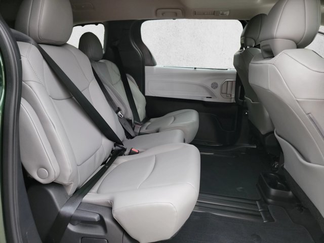Used 2026 Toyota Sienna XLE FWD image 23