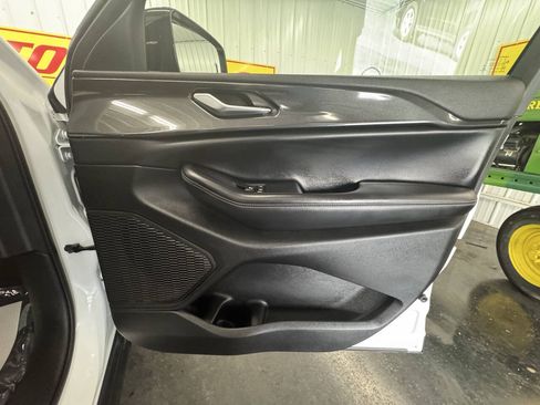 Used 2023 Jeep Grand Cherokee Altitude RWD image 45