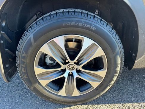 Used 2023 Toyota Highlander XLE image 10