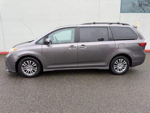 Used 2018 Toyota Sienna XLE Premium w/ Carpet Mat Package image 2