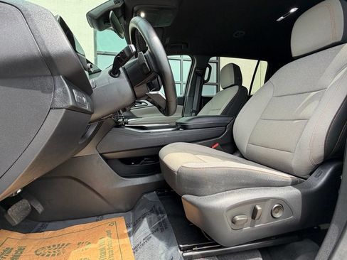 Used 2025 Chevrolet Traverse LT AWD/4WD image 10