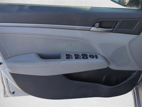 Used 2017 Hyundai Elantra SE image 8