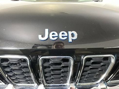 Used 2023 Jeep Grand Cherokee 4WD 4xe image 9