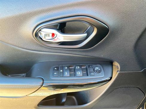 Used 2023 Jeep Cherokee Altitude Lux image 19