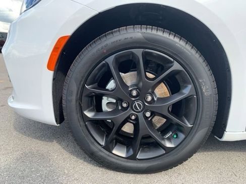 New 2026 Chrysler Pacifica Limited w/ Uconnect Theater Family Group image 31