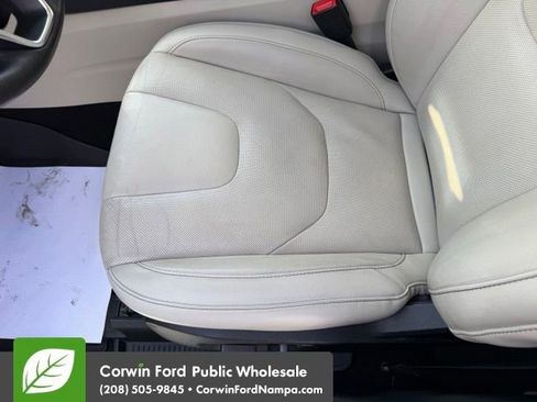 Used 2019 Ford Edge Titanium w/ Equipment Group 301A AWD/4WD image 25