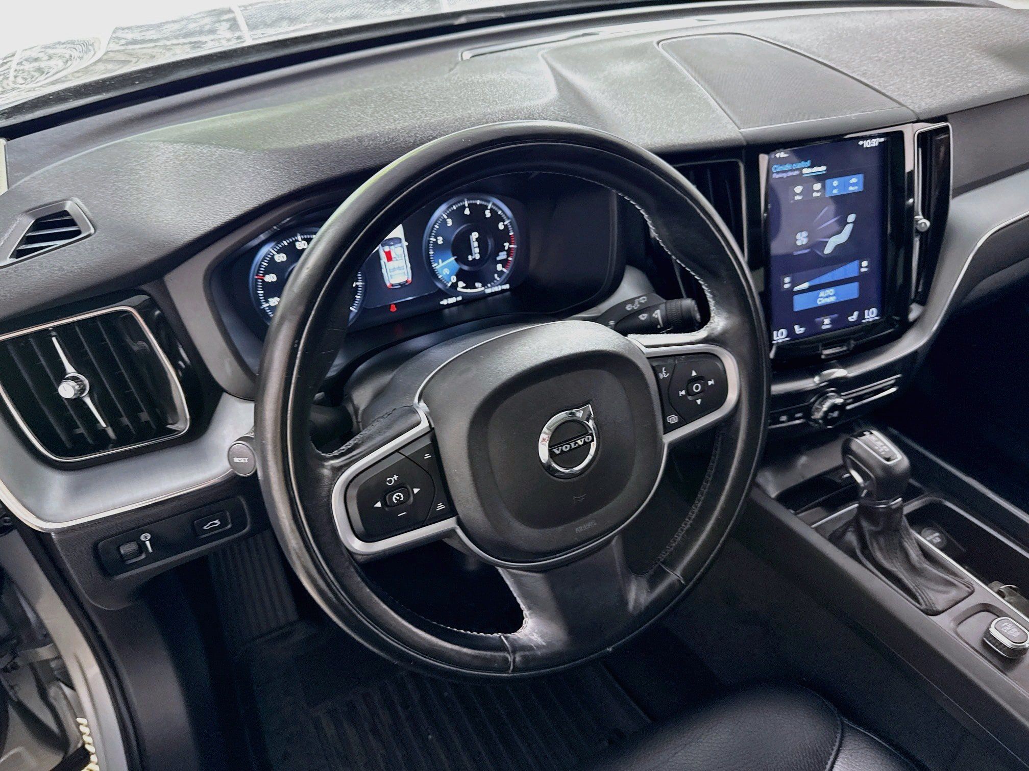Used 2018 Volvo XC60 T5 Momentum w/ Vision Package AWD/4WD image 23