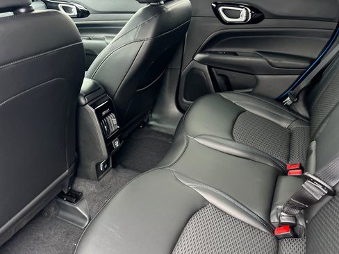 New 2026 Jeep Compass Latitude image 9