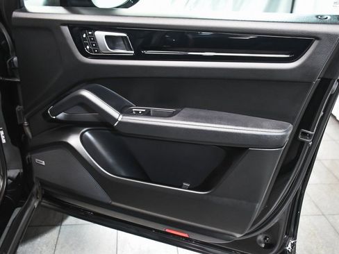 Used 2022 Porsche Cayenne Platinum Edition image 16