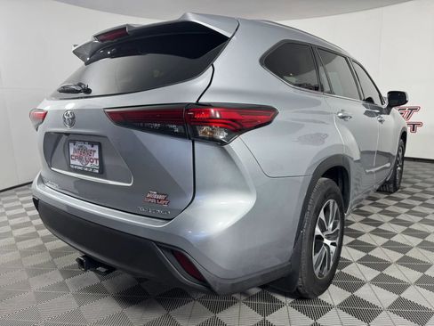 Used 2021 Toyota Highlander XLE image 30