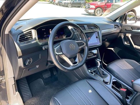 Used 2024 Volkswagen Tiguan SE AWD/4WD image 8