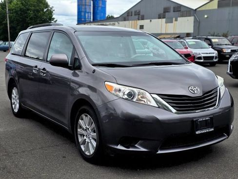 Used 2014 Toyota Sienna LE AWD/4WD image 1