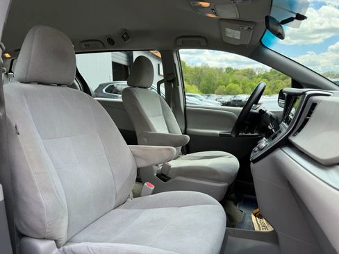 Used 2015 Toyota Sienna L FWD image 26