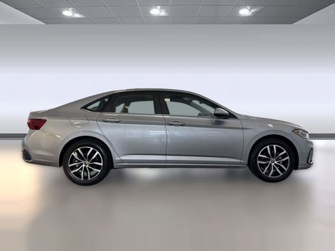 Used 2025 Volkswagen Jetta SE FWD image 8