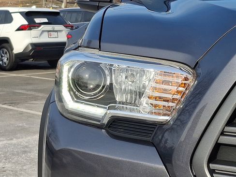 Certified 2021 Toyota Tacoma TRD Off-Road image 9