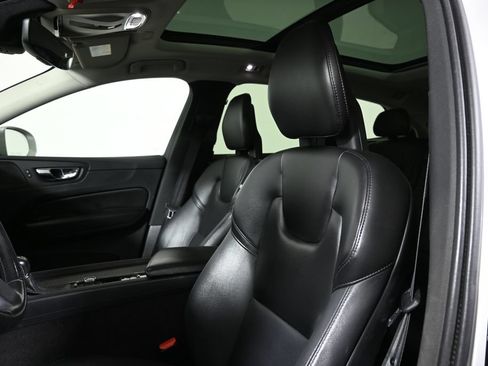 Used 2019 Volvo XC60 T5 Momentum w/ Multimedia Package AWD/4WD image 5
