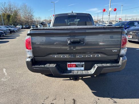 Used 2022 Toyota Tacoma TRD Sport image 6