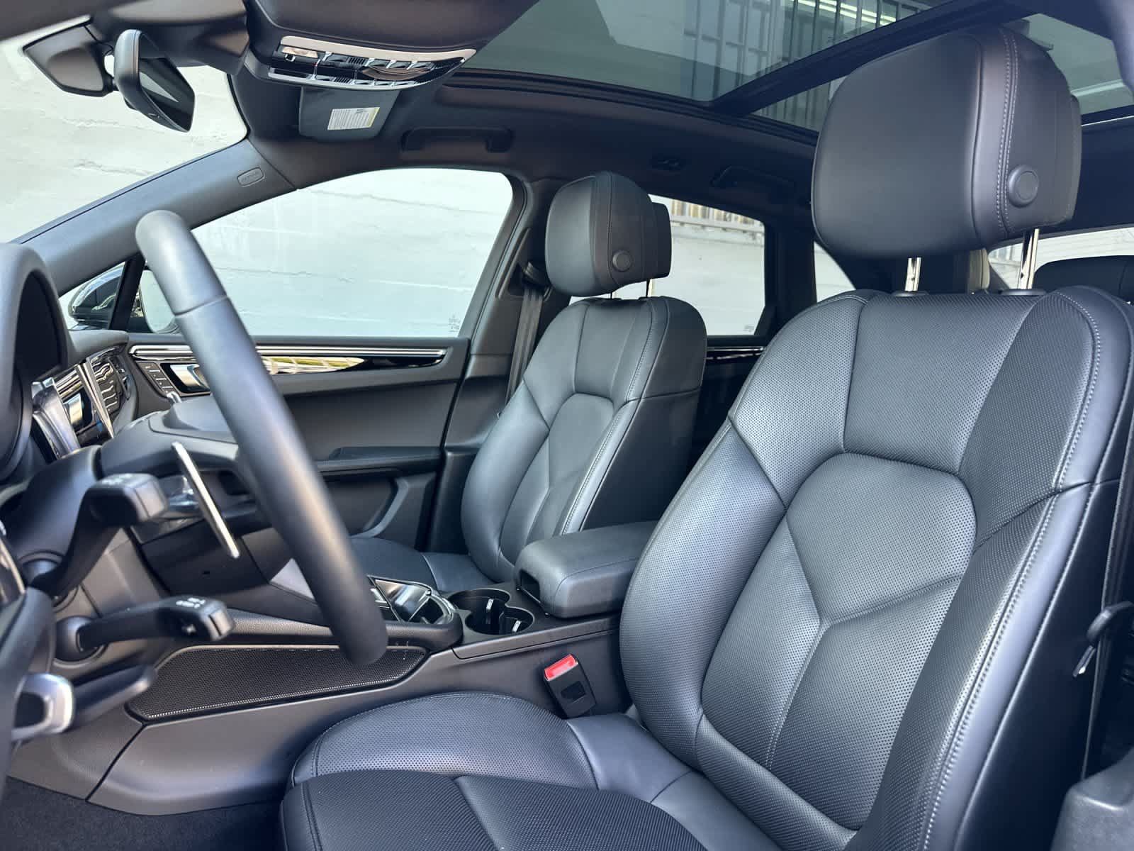 Certified 2025 Porsche Macan AWD/4WD image 5