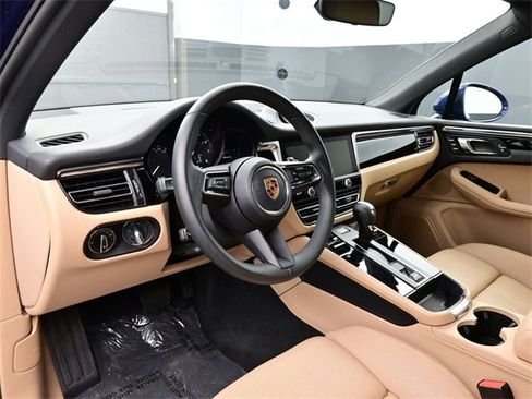 Used 2025 Porsche Macan image 4