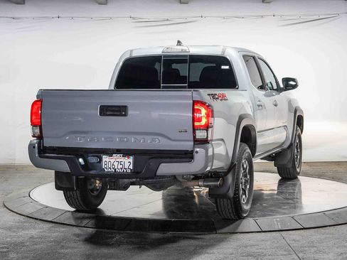 Certified 2018 Toyota Tacoma TRD Off-Road w/ Technology Package AWD/4WD image 4