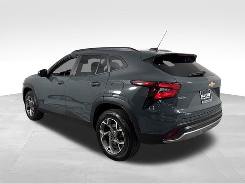 Used 2025 Chevrolet Trax LT w/ LT Convenience Package FWD image 8