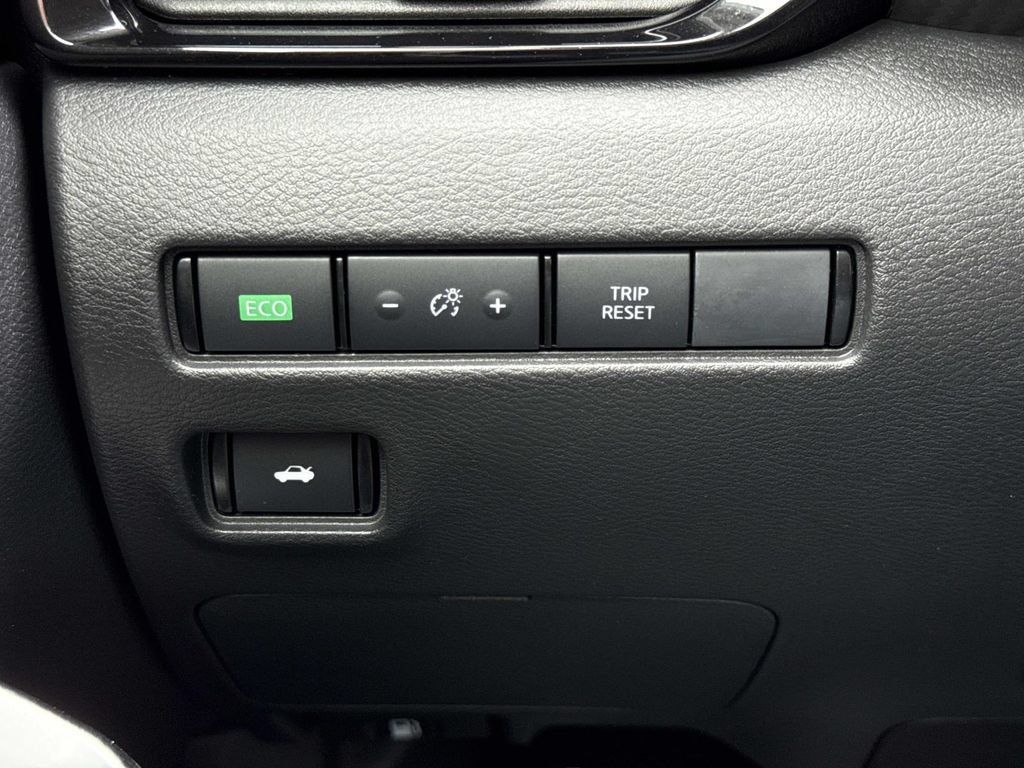 Used 2025 Nissan Sentra SR FWD image 14