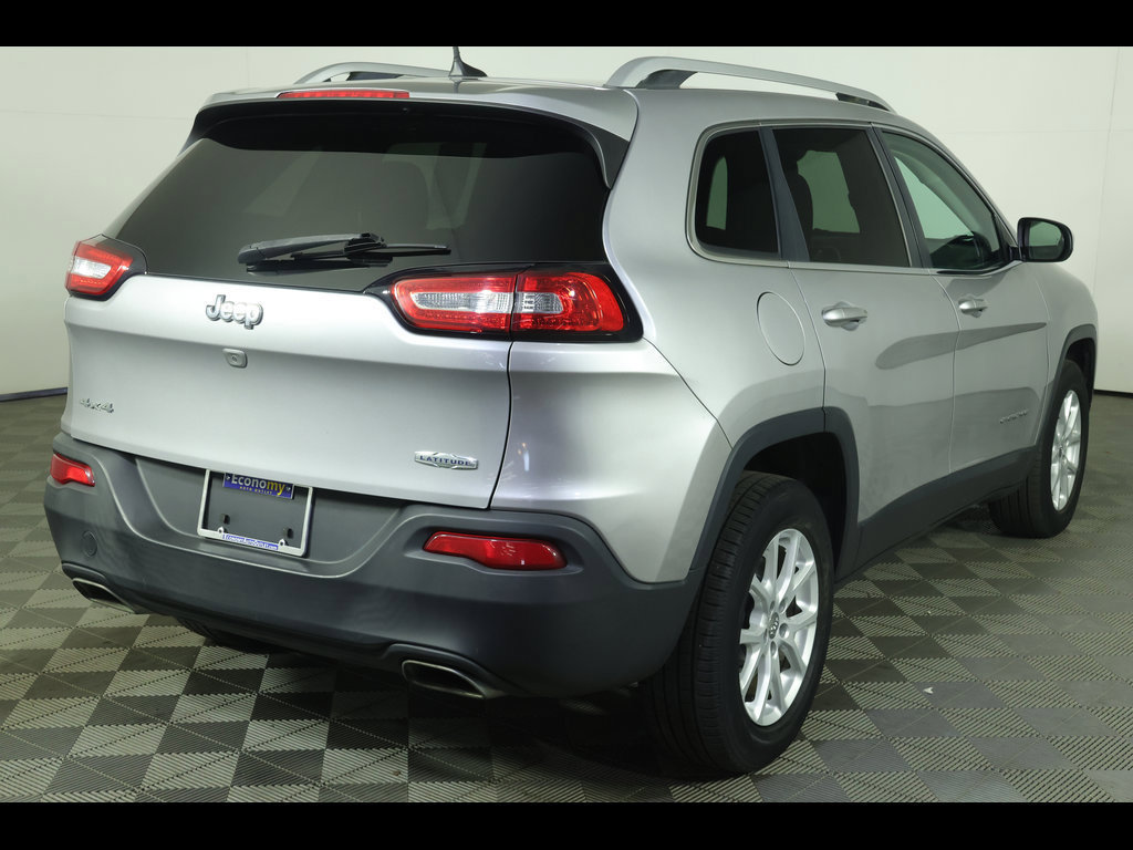 Used 2017 Jeep Cherokee Latitude AWD/4WD image 12