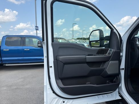 Used 2025 Ford F350 Lariat AWD/4WD image 9