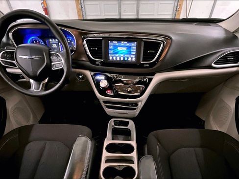Used 2020 Chrysler Voyager L image 14